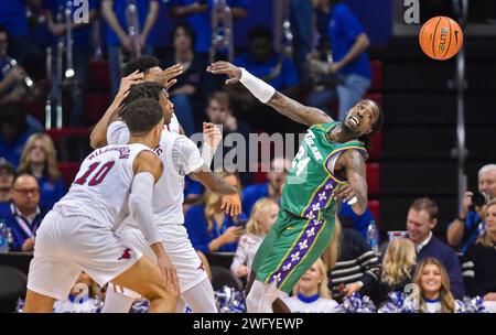 Dallas, TX, USA. Februar 2024. Tulane Green Wave Stürmer Kevin Cross (24) verliert den Ball unter mehreren SMU Mustang-Verteidigern während der zweiten Hälfte eines College-Basketballspiels im Moody Coliseum in Dallas, Texas. Austin McAfee/CSM (Bild: © Austin McAfee/Cal Sport Media). Quelle: csm/Alamy Live News Stockfoto