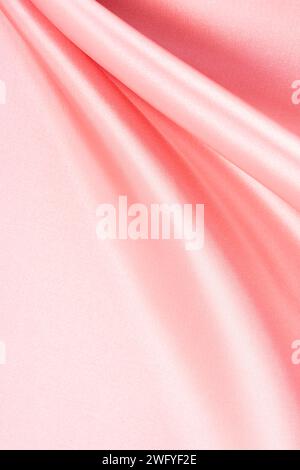Seidensatin mit gewelltem Wirbel, Textur rosa. Stockfoto