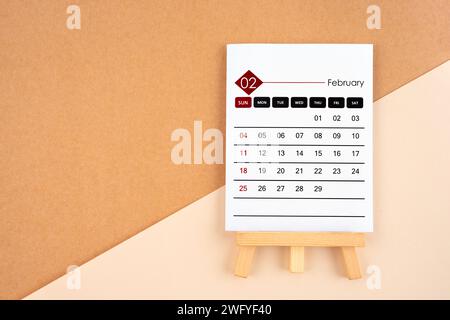 Kalenderseite vom Februar 2024 auf braunem Papierhintergrund. Stockfoto