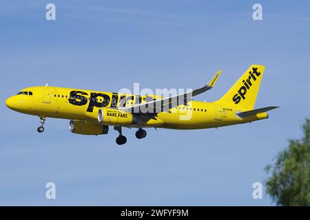 Spirit Airlines, Arbus A320 Flugzeug, Kennzeichen N695NK gezeigt, nähert sich LAX, Los Angeles International Airport zur Landung. Stockfoto