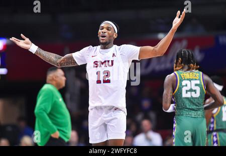 Dallas, TX, USA. Februar 2024. Tyreek Smith hebt seine Arme, um die Menge während der zweiten Hälfte eines College-Basketballspiels gegen die Tulane Green Wave im Moody Coliseum in Dallas, Texas, zu beleben. Austin McAfee/CSM/Alamy Live News Stockfoto