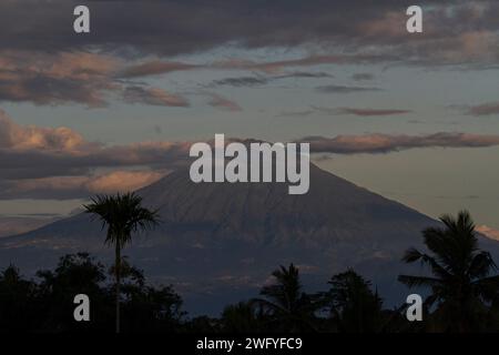 Magelang, Zentral-Java, Indonesien. Februar 2024. Allgemeine Ansicht des Mount Sumbing aus Srumbung Village, Magelang, Zentral-Java. Mount Sumbing ist ein Vulkan, der sich in drei Regionen Zentraljava befindet, nämlich Magelang Regency, Temanggung Regency und Wonosobo Regency. Der Mount Sumbing ist der dritthöchste Berg der Insel Java nach dem Mount Semeru und dem Mount Slamet mit einer Höhe von 3.371 Metern über dem Meeresspiegel. (Kreditbild: © Angga Budhiyanto/ZUMA Press Wire) NUR REDAKTIONELLE VERWENDUNG! Nicht für kommerzielle ZWECKE! Stockfoto