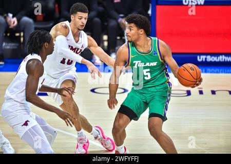 Dallas, TX, USA. Februar 2024. Tulane Green Wave Collin Holloway (5) wird von mehreren SMU Mustangs-Verteidigern während der ersten Hälfte eines College-Basketballspiels im Moody Coliseum in Dallas, Texas, unter Druck gesetzt. Austin McAfee/CSM/Alamy Live News Stockfoto