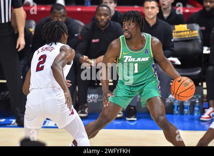 Dallas, TX, USA. Februar 2024. Der Tulane Green Wave Guard Sion James sieht sich während der ersten Hälfte eines College-Basketballspiels im Moody Coliseum in Dallas, Texas, um einen SMU Mustangs Verteidiger. Austin McAfee/CSM/Alamy Live News Stockfoto