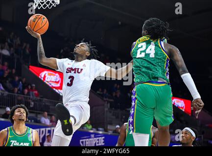 Dallas, TX, USA. Februar 2024. Der SMU Mustangs-Wachmann Chuck Harris versucht in der zweiten Hälfte eines College-Basketballspiels gegen die Tulane Green Wave im Moody Coliseum in Dallas, Texas, einen Layup. Austin McAfee/CSM/Alamy Live News Stockfoto