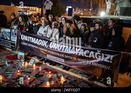 Istanbul, Türkei. Februar 2024. Verwandte von denen, die beim Erdbeben ihr Leben verloren haben, gaben eine Presseerklärung ab. Am 06.02.2023, um 04:17 und 13:24 Uhr Türkenzeit, ereigneten sich zwei Erdbeben der Stärke 7,7 und 7,6, mit Epizentren in Pazark (Kahramanmaras) und Elbistan (Kahramanmaras). Verwandte von denen, die beim Erdbeben ihr Leben verloren haben, kamen am Kadikoy Pier zusammen und warfen Nelken ins Meer nach der Pressemitteilung. Quelle: SOPA Images Limited/Alamy Live News Stockfoto