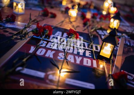 Istanbul, Türkei. Februar 2024. Nelken sind auf den Fotos von denen, die ihr Leben bei dem Erdbeben verloren haben. Am 06.02.2023, um 04:17 und 13:24 Uhr Türkenzeit, ereigneten sich zwei Erdbeben der Stärke 7,7 und 7,6, mit Epizentren in Pazark (Kahramanmaras) und Elbistan (Kahramanmaras). Verwandte von denen, die beim Erdbeben ihr Leben verloren haben, kamen am Kadikoy Pier zusammen und warfen Nelken ins Meer nach der Pressemitteilung. (Foto: Onur Dogman/SOPA Images/SIPA USA) Credit: SIPA USA/Alamy Live News Stockfoto