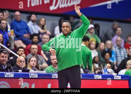 Dallas, TX, USA. Februar 2024. Tulane Green Wave Coach Ron Hunter reagiert, als er in der zweiten Hälfte eines College-Basketballspiels gegen die SMU Mustangs im Moody Coliseum in Dallas, Texas, zusieht. Austin McAfee/CSM/Alamy Live News Stockfoto