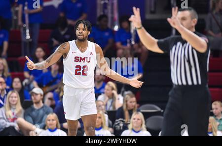 Dallas, TX, USA. Februar 2024. Emory Lanier reagiert auf einen Anruf am Boden während der ersten Hälfte eines College-Basketballspiels gegen die Tulane Green Wave im Moody Coliseum in Dallas, Texas. Austin McAfee/CSM/Alamy Live News Stockfoto