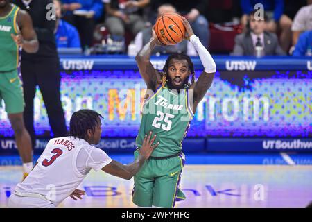 Dallas, TX, USA. Februar 2024. Jaylen Forbes, der Torhüter der Tulane Green Wave, will in der ersten Hälfte eines College-Basketballspiels gegen die SMU Mustangs im Moody Coliseum in Dallas, Texas, einen Pass schaffen. Austin McAfee/CSM/Alamy Live News Stockfoto