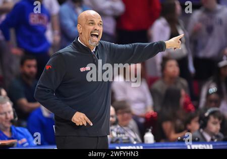 Dallas, TX, USA. Februar 2024. SMU Mustangs Coach Rob Lanier gibt seinen Spielern während der zweiten Hälfte eines College-Basketballspiels gegen die Tulane Green Wave im Moody Coliseum in Dallas, Texas, die Richtung vor. Austin McAfee/CSM/Alamy Live News Stockfoto