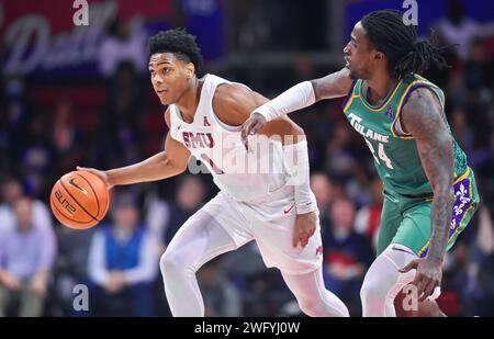 Dallas, TX, USA. Februar 2024. Der SMU Mustangs-Wachmann Zhuric Phelps (1) tritt in der zweiten Hälfte eines College-Basketballspiels im Moody Coliseum in Dallas, Texas, gegen Kevin Cross (24) auf. Austin McAfee/CSM/Alamy Live News Stockfoto