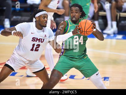 Dallas, TX, USA. Februar 2024. Tulane Green Wave Forward Kevin Cross (24) wird von SMU Mustangs Forward Tyreek Smith (12) während der ersten Hälfte eines College-Basketballspiels im Moody Coliseum in Dallas, Texas, unter Druck gesetzt. Austin McAfee/CSM/Alamy Live News Stockfoto