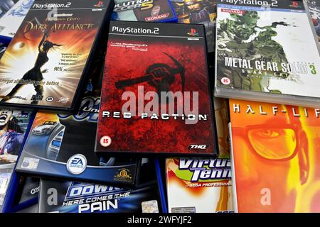 PS2 playstation 2 -Box enthält Videospiele – Wales, Großbritannien – 31. Januar 2024 Stockfoto