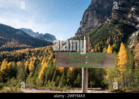 Wegweiser im Nationalpark Dolomiten rund um Cortina d' Ampezzo, die Dolomiten, Italien Stockfoto