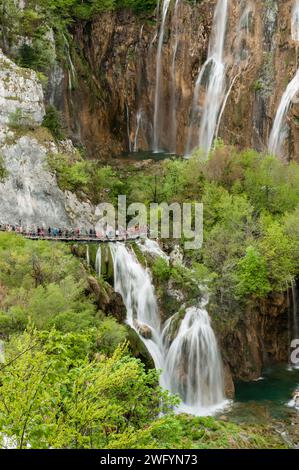 Veliki Slap, der große Wasserfall und Wanderwege, Nationalpark Plitvicer Seen, Kroatien Stockfoto