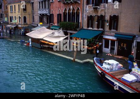 Straßenmärkte am Canal Grande, Venedig, Italien, Europa Stockfoto