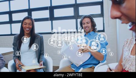 Bild eines Netzwerks von Symbolen über verschiedene Geschäftsleute im Büro Stockfoto