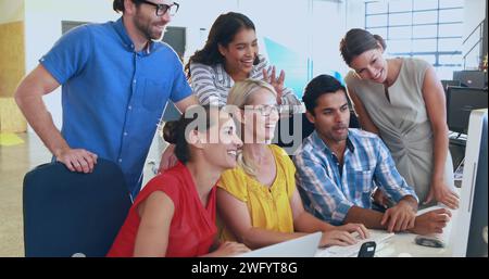 Bild eines Netzwerks von Symbolen über verschiedene Geschäftsleute im Büro Stockfoto