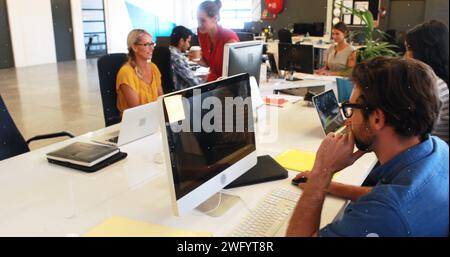 Bild von Symbolen für ein Netzwerk von Personen über verschiedenen Geschäftsleuten im Büro Stockfoto