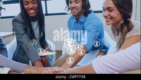 Bild eines Netzwerks von Symbolen über verschiedene Geschäftsleute im Büro Stockfoto