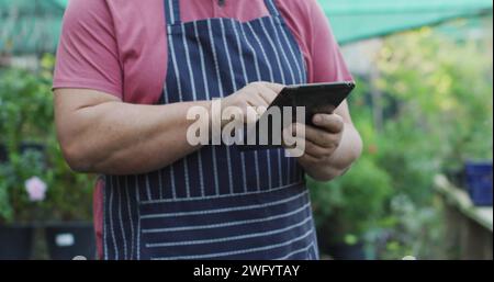 Bild des Netzwerks von Verbindungen mit Symbolen über dem kaukasier mit Tablet Stockfoto