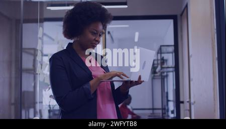 Bild eines Netzwerks von Ikonen über afroamerikanische Geschäftsfrau im Büro Stockfoto