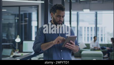 Bild der Datenverarbeitung über birassischen Geschäftsmann im Büro Stockfoto