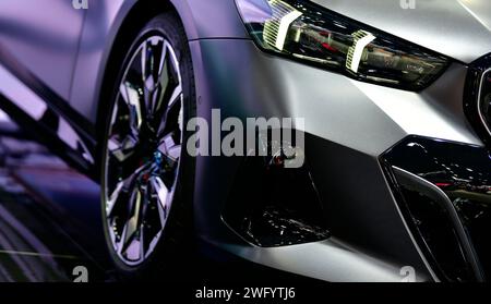 Vorderansicht der Scheinwerfer moderner Sportwagen Stockfoto