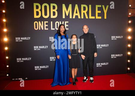 Paris, Frankreich. Februar 2024. Tracy James, Stella Robbins und Brian Robbins besuchten am 1. Februar 2024 die Bob Marley One Love Premiere im Grand Rex Cinema in Paris. Foto: Aurore Marechal/ABACAPRESS.COM Credit: Abaca Press/Alamy Live News Stockfoto