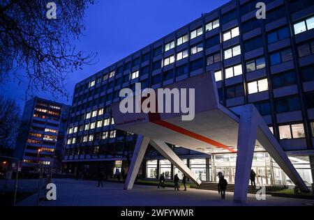 Berlin, Deutschland. Januar 31, 2024. Das neue Deutschland-Verlagsgebäude in Friedrichshain am Franz-Mehring-Platz 1 ist ein Tagungszentrum. Während der DDR-Zeit wurde sie als Sitz der SED-Zentralorgel Neues Deutschland errichtet. Heute beherbergt sie die Zeitung sowie andere Organisationen und Verbände. Quelle: Jens Kalaene/dpa/Alamy Live News Stockfoto