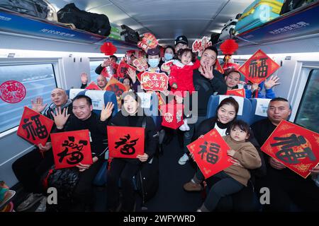 Peking, G4835 Hochgeschwindigkeitszug. Februar 2024. Die Leute posieren für ein Foto mit dem chinesischen Schriftzeichen „Fu“, was „Glück“ bedeutet, an Bord des G4835-Hochgeschwindigkeitszugs, 1. Februar 2024. Quelle: Xu Yu/Xinhua/Alamy Live News Stockfoto