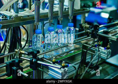 Klar Plastikflaschen Transfer auf Automatisierte Förderanlagen industrial automation für Paket Stockfoto