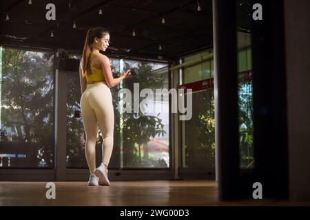 Fitness asiatische Frau, die Sport macht und Hanteln Gewichte im Sportstudio hebt. Stockfoto