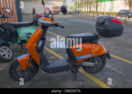 Bordeaux , Frankreich - 01 25 2024 : edog Logo Marke und Textzeichen Motorradvermietung Agentur in Bordeaux mieten E-Scooter in Selbstbedienungsvermietung URBAN Mobil Stockfoto