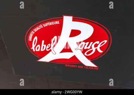 Bordeaux , Frankreich - 01 25 2024 : Label Rouge französisches nationales Logo Marke und Textzeichen rote Produkte Produktionsbedingungen mit höherem Niveau herstellen Stockfoto