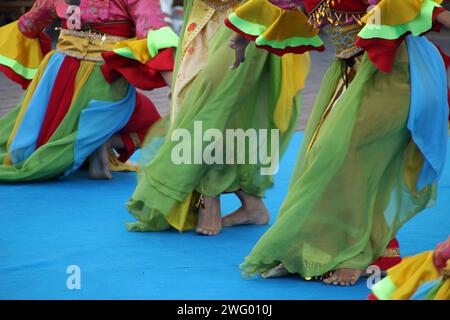 Die indonesischen Volkstänzer treten auf einem Outdoor-Festival auf Stockfoto