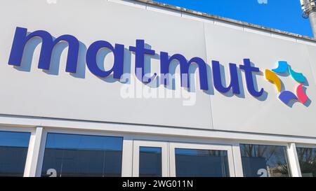 Bordeaux , Frankreich - 01 29 2024 : Matmut Logo Markenkette und Textschild Frontwand Fassade Bürogeschäft Gebäude Eingangsagentur Stockfoto