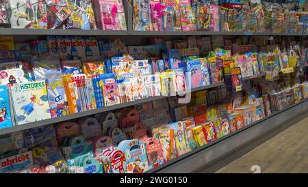 Bordeaux , Frankreich - 01 29 2024 : Presse Shop verschiedene Zeitschriften Kindertitel und viele Zeitungen französische Bibliothek im Einzelhandel Stockfoto