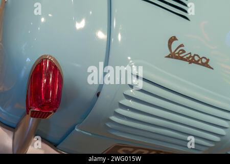 Bordeaux , Frankreich - 01 29 2024 : vespa 400 Auto-Logo-Marke und Textzeichen auf Microcar produziert von ACMA France für italienisch Stockfoto