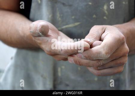 Eine Nahaufnahme der Hände eines Bauarbeiters Stockfoto
