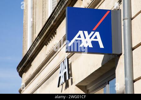 Bordeaux , Frankreich - 01 29 2024 : axa Assurances Logo Marke und Text blaues Schild vor der Eingangsagentur französisches Versicherungsbüro Stockfoto