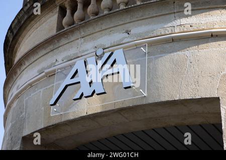 Bordeaux , Frankreich - 01 29 2024 : weißer axa-Logo-Text und französisches Markenzeichen auf der Fassade von Bankinvestitionen und Versicherungen Stockfoto