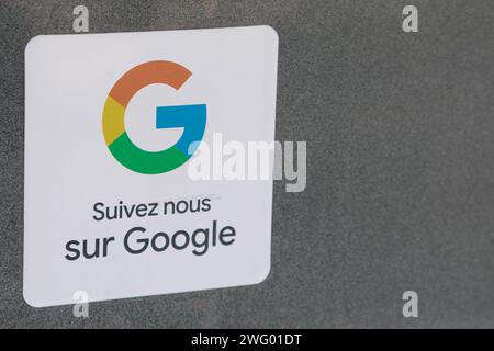Bordeaux , Frankreich - 01 31 2024 : Google Suivez nous Zeichen Logo und Markentext Fassadenfenster Shop auf Aufkleber Suchmaschine Kunden folgen uns Stockfoto