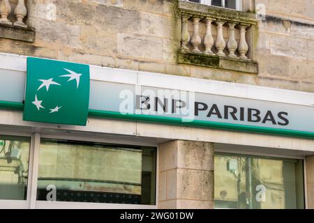 Bordeaux , Frankreich - 01 29 2024 : BNP Paribas Marke grünes Logo Büro und Text Fassadenzeichen der französischen Bankagentur paris Stockfoto