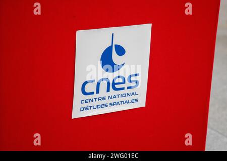 Bordeaux , Frankreich - 02 01 2024 : cnes Centre national d'etude spartiales Rocket Logo Marke und Textzeichen auf der Tafel Stockfoto