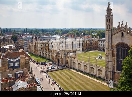 Cambridge, Vereinigtes Königreich - 26. Juni 2010: Blick auf die Königsparade, die Kapelle und den vorderen Hof des King’s College vom Turm St. Mary the G Stockfoto