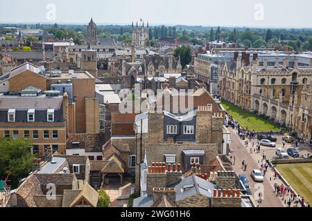 Cambridge, Vereinigtes Königreich - 26. Juni 2010: Blick auf die King's Parade Street vom Turm der Kirche St. Mary the Great. Cambridge. England Stockfoto