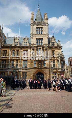 Cambridge, Vereinigtes Königreich - 26. Juni 2010: Universitätsabsolventen vor dem Gonville and Caius College (Caius), einem der ältesten Colleges in Cambridg Stockfoto