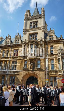 Cambridge, Vereinigtes Königreich - 26. Juni 2010: Universitätsabsolventen vor dem Gonville and Caius College (Caius), einem der ältesten Colleges in Cambridg Stockfoto